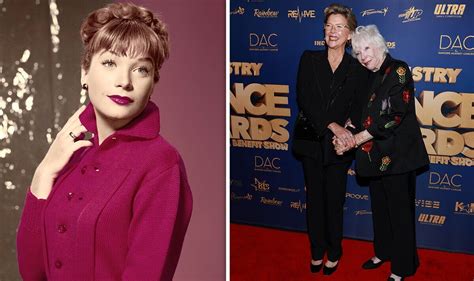 Shirley MacLaine, 89, is ageless as she receives。